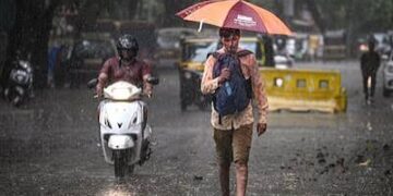 Mumbai Rain Alert: मुंबई में रेड अलर्ट जारी, अगले कई घंटे भारी बारिश की चेतावनी; तेज हवाओं और हाई टाइड का भी खतरा