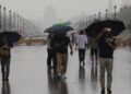 Delhi Monsoon Rain: दिल्ली में झमाझम बारिश से मौसम हुआ सुहाना,तापमान में गिरावट, हवा हुई साफ, अगले कई दिनों तक बरसात के आसार