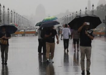 Delhi Monsoon Rain: दिल्ली में झमाझम बारिश से मौसम हुआ सुहाना,तापमान में गिरावट, हवा हुई साफ, अगले कई दिनों तक बरसात के आसार