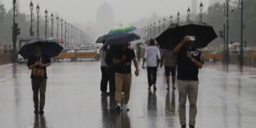 Delhi Monsoon Rain: दिल्ली में झमाझम बारिश से मौसम हुआ सुहाना,तापमान में गिरावट, हवा हुई साफ, अगले कई दिनों तक बरसात के आसार