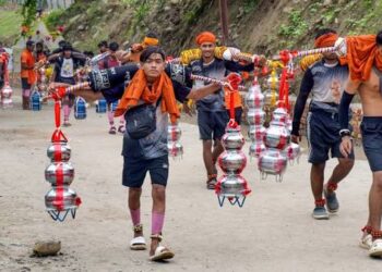 Sawan Kanwar Yatra: सावन के पहले दिन ‘बम-बम भोले’ से गूंजा उत्तर प्रदेश, कांवड़ यात्रा में उमड़ी आस्था और सेवा का संगम