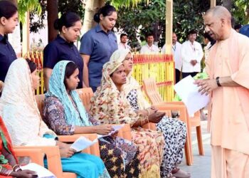 CM Yogi Gorakhpur Visit: बारिश के बीच जनता दर्शन में पहुंचे मुख्यमंत्री योगी, लोगों की सुनी समस्याएं और दिया समाधान का आश्वासन