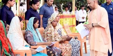 CM Yogi Gorakhpur Visit: बारिश के बीच जनता दर्शन में पहुंचे मुख्यमंत्री योगी, लोगों की सुनी समस्याएं और दिया समाधान का आश्वासन