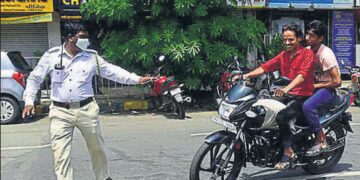 Helmet Fine Rules: अब बाइक पर पीछे बैठने वाले को भी पहनना होगा हेलमेट? नहीं तो कट सकता है चालान