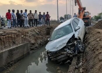 Greater Noida: बाइक सवार को बचाने में नाले में गिरी तेज रफ्तार कार, चालक सुरक्षित