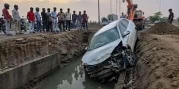 Greater Noida: बाइक सवार को बचाने में नाले में गिरी तेज रफ्तार कार, चालक सुरक्षित