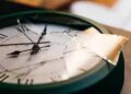 Vastu Tips: क्या घर में बंद या टूटी घड़ी रखना होता है अशुभ? जानें क्या कहता है वास्तु शास्त्र