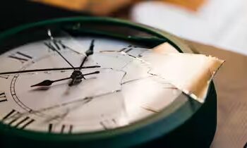 Vastu Tips: क्या घर में बंद या टूटी घड़ी रखना होता है अशुभ? जानें क्या कहता है वास्तु शास्त्र