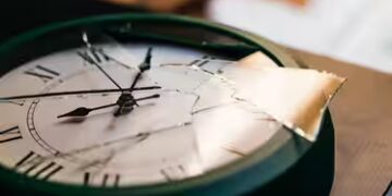 Vastu Tips: क्या घर में बंद या टूटी घड़ी रखना होता है अशुभ? जानें क्या कहता है वास्तु शास्त्र