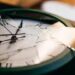 Vastu Tips: क्या घर में बंद या टूटी घड़ी रखना होता है अशुभ? जानें क्या कहता है वास्तु शास्त्र