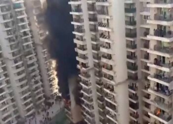 Greater Noida Fire: गौर सिटी की 21वीं मंजिल पर बंद फ्लैट में लगी आग, समय रहते फायर टीम ने पाया काबू