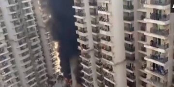 Greater Noida Fire: गौर सिटी की 21वीं मंजिल पर बंद फ्लैट में लगी आग, समय रहते फायर टीम ने पाया काबू