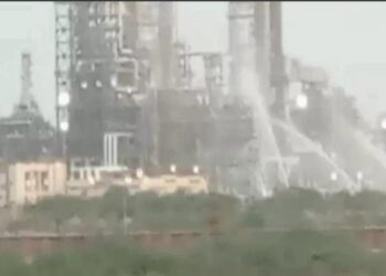 HPCL Refinery Fire: राजस्थान की रिफाइनरी में उठने लगा धुआं दोबारा लगी आग, तेल रिसाव से मचा हड़कंप