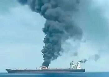 Red Sea Attack: लाल सागर में हमले के बाद भारत के झंडे वाला कार्गो जहाज डूबा, 13 भारतीय नाविकों की बची जान