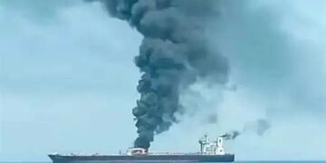 Red Sea Attack: लाल सागर में हमले के बाद भारत के झंडे वाला कार्गो जहाज डूबा, 13 भारतीय नाविकों की बची जान