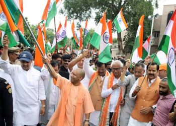Har Ghar Tiranga: CM योगी ने कहा- राष्ट्रगान और ‘वंदे मातरम्’ का अपमान मंजूर नहीं, तिरंगे को बताया देश की शान
