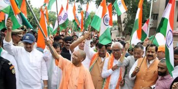 Har Ghar Tiranga: CM योगी ने कहा- राष्ट्रगान और ‘वंदे मातरम्’ का अपमान मंजूर नहीं, तिरंगे को बताया देश की शान