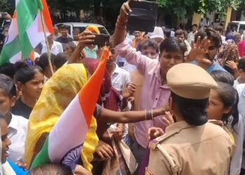 Hamirpur News: आजादी के 80 साल बाद भी नहीं मिली ये सुविधा तो तिरंगा यात्रा निकाल कर किया प्रदर्शन