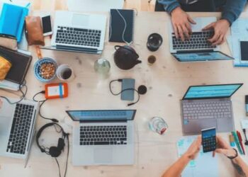 Cyber Security: क्या Laptop से फोन चार्ज करना होता है सेफ? जानिए इससे बढ़ सकता है वायरस का खतरा