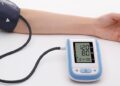 Blood Pressure Check: घर पर BP नापते समय ये गलतियां बिगाड़ सकती हैं रीडिंग, जानिए कफ लगाने का सही तरीका