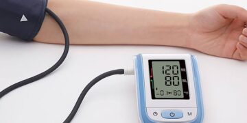 Blood Pressure Check: घर पर BP नापते समय ये गलतियां बिगाड़ सकती हैं रीडिंग, जानिए कफ लगाने का सही तरीका