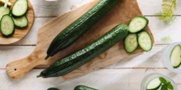Cucumber Benefits: खीरा खाने से पहले छिलका उतारना होता है सही या ग़लत? आइए जानते हैं