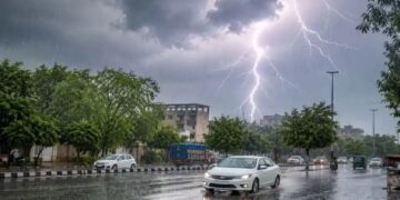 IMD Alert: लखनऊ में झमाझम बारिश से मिली राहत; 20 जिलों में अलर्ट, कब तक जारी रहेगा बरसात का दौर