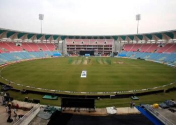Cricket Protest: यूपी में एक नहीं तीन रणजी टीमें बनाने की मांग, इकाना स्टेडियम में जुटें 250 क्रिकेटर किया प्रदर्शन