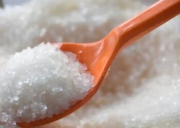 Sugar Import: कीमतों में गिरावट से चीनी आयात का गणित बिगड़ा, सरकार के किस फैसले के बाद मिलों की दिलचस्पी घटी