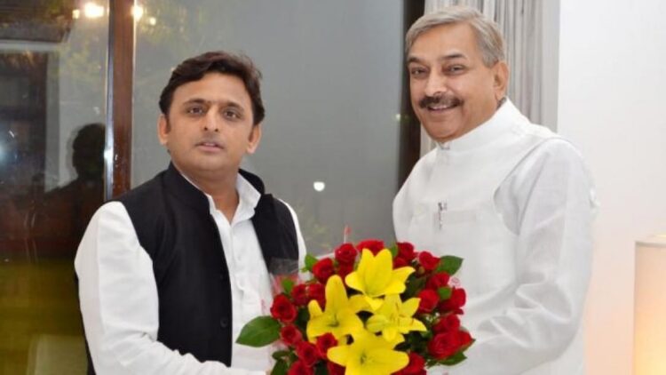 Akhilesh Yadav Pramod Tiwari Meeting
