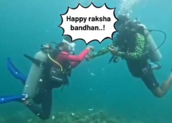 Raksha Bandhan Viral: किसने समुद्र की गहराई में भाई को बांधी राखी, एयर शेयरिंग से दिया भरोसे का संदेश