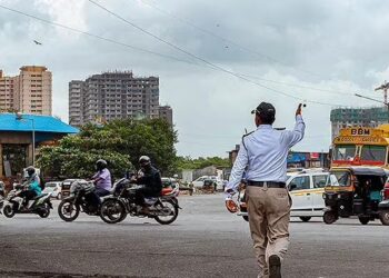 Vehicle Rules 2026: ड्राइविंग लाइसेंस से लेकर चालान तक बदले कई नियम, क्या वाहन चालकों पर पड़ेगा सीधा असर