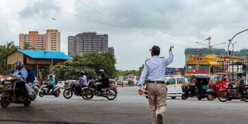 Vehicle Rules 2026: ड्राइविंग लाइसेंस से लेकर चालान तक बदले कई नियम, क्या वाहन चालकों पर पड़ेगा सीधा असर