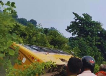 Bus Accident :मऊ में बच्चों से भरी बस नहर में पलटी, मची चीख-पुकार, दो बच्चे घायल बाकी सभी सुरक्षित