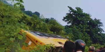 Bus Accident :मऊ में बच्चों से भरी बस नहर में पलटी, मची चीख-पुकार, दो बच्चे घायल बाकी सभी सुरक्षित