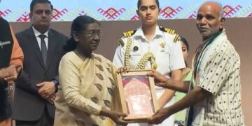 Odisha Weavers: ओडिशा के दो बुनकरों ने रचा इतिहास, राष्ट्रपति द्रौपदी मुर्मू ने दिए राष्ट्रीय हस्तकरघा पुरस्का