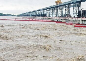 Uttar Pradesh: वाराणसी और प्रयागराज में गंगा का जलस्तर बढ़ने से बाढ़ का खतरा बरकरार,प्रदेश में अलर्ट जारी