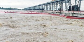 Uttar Pradesh: वाराणसी और प्रयागराज में गंगा का जलस्तर बढ़ने से बाढ़ का खतरा बरकरार,प्रदेश में अलर्ट जारी