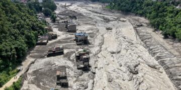 Nepal Flood: जाने कैसे एक आम के पेड़ ने बचाई नेपाली मजदूर की जान, सैलाब में बह गया था पूरा घर