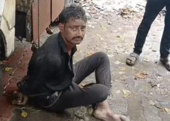 Crime Video: कानपुर में चोरी के शक में युवक को रस्सी से बांधा, नाले में कूदकर भागा तो लोगों ने शर्ट पकड़कर खींचा