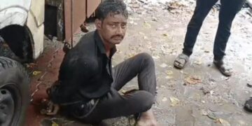 Crime Video: कानपुर में चोरी के शक में युवक को रस्सी से बांधा, नाले में कूदकर भागा तो लोगों ने शर्ट पकड़कर खींचा