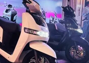 EV Sales Report: अगस्त में TVS सबसे आगे, बजाज की 235% ग्रोथ; Ola फिसली, MotoVolt की बिक्री 509% बढ़ी