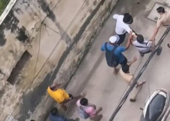 Girls Harassment: मेरठ में छात्रा से छेड़छाड़, युवक ने रास्ते में रोका नंबर मांगा ,  विरोध पर दी धमकी, लोगों ने पकड़कर पीटा