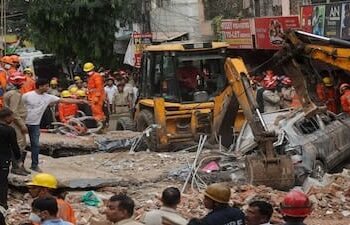 Delhi PG collapse : पांच मंजिला इमारत गिरने से कई लोग मलबे में दबे, छात्रों की सुरक्षा पर उठे सवाल