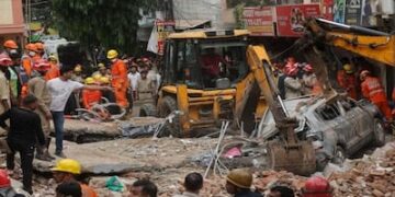 Delhi PG collapse : पांच मंजिला इमारत गिरने से कई लोग मलबे में दबे, छात्रों की सुरक्षा पर उठे सवाल