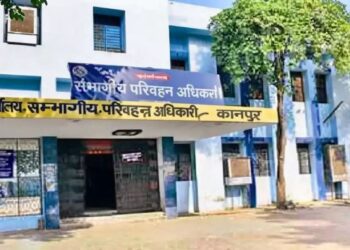 Kanpur RTO Drama: किसके आने की अफवाह से मची हलचल, घंटों से भटक रहे लोगों के काम अचानक होने लगे फटाफट