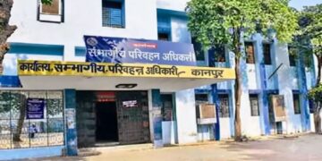 Kanpur RTO Drama: किसके आने की अफवाह से मची हलचल, घंटों से भटक रहे लोगों के काम अचानक होने लगे फटाफट