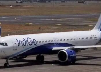 Indigo Alert: 35 हजार फीट की ऊंचाई पर कार्गो में धुआं उठा, स्मोक अलार्म बजते ही लखनऊ एयरपोर्ट पर मचा हड़कंप