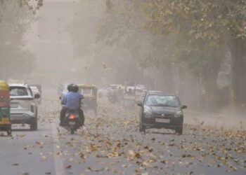 Lucknow Weather यूपी में अचानक बदला मौसम, लखनऊ में दिन में छाया अंधेरा तो बरेली में आंधी-बारिश से मची तबाही