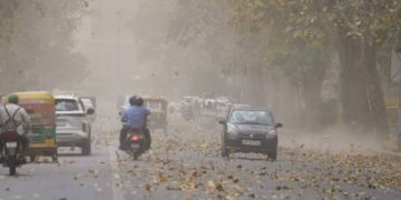 Lucknow Weather यूपी में अचानक बदला मौसम, लखनऊ में दिन में छाया अंधेरा तो बरेली में आंधी-बारिश से मची तबाही